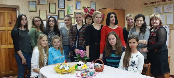 «Пише писанки бабуся, пише мама, пишу я»
