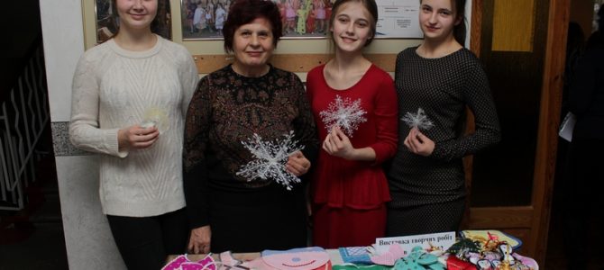 Виставка-ярмарок  «Руками створена краса»