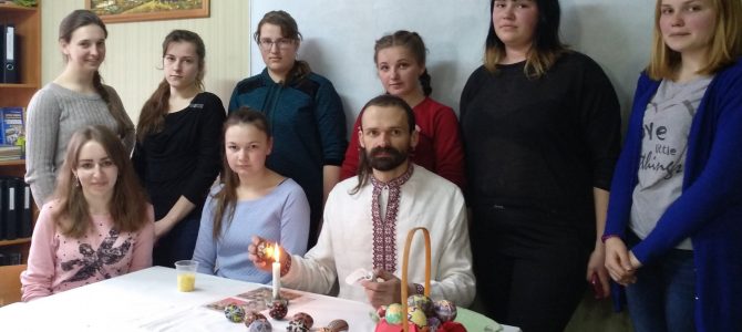 Організовано майстер-клас з розпису Великодньої писанки  для учасників клубів за інтересами